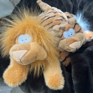 💕 Absolutely adorable stuffed animals! A lion and a tiger… What a pair!🦋